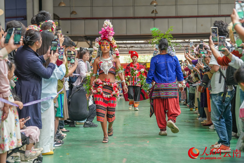 Ethnic fashion show draws enthusiastic crowds in Kunming, SW China's Yunnan