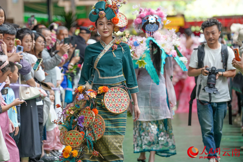 Ethnic fashion show draws enthusiastic crowds in Kunming, SW China's Yunnan