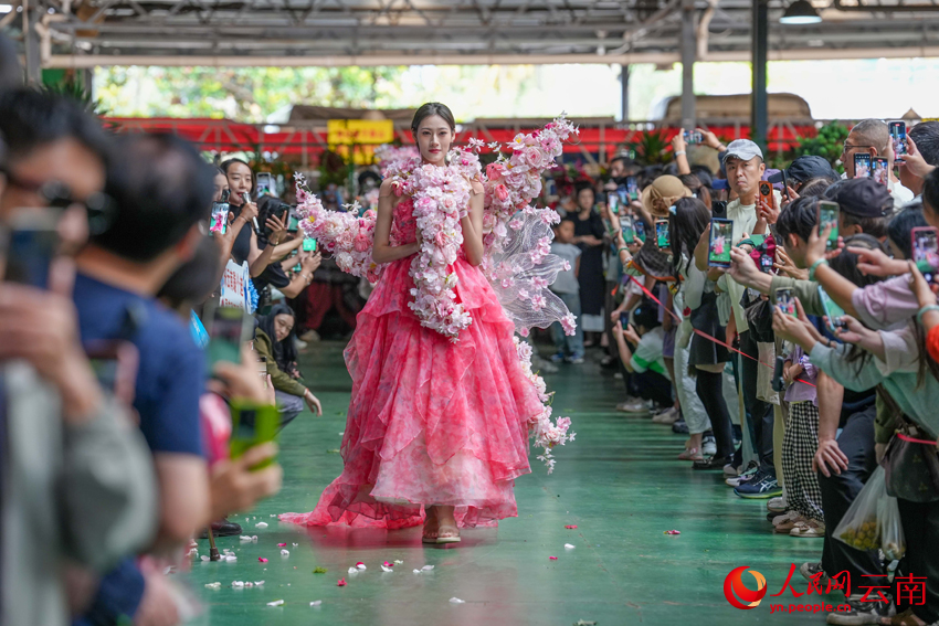 Ethnic fashion show draws enthusiastic crowds in Kunming, SW China's Yunnan