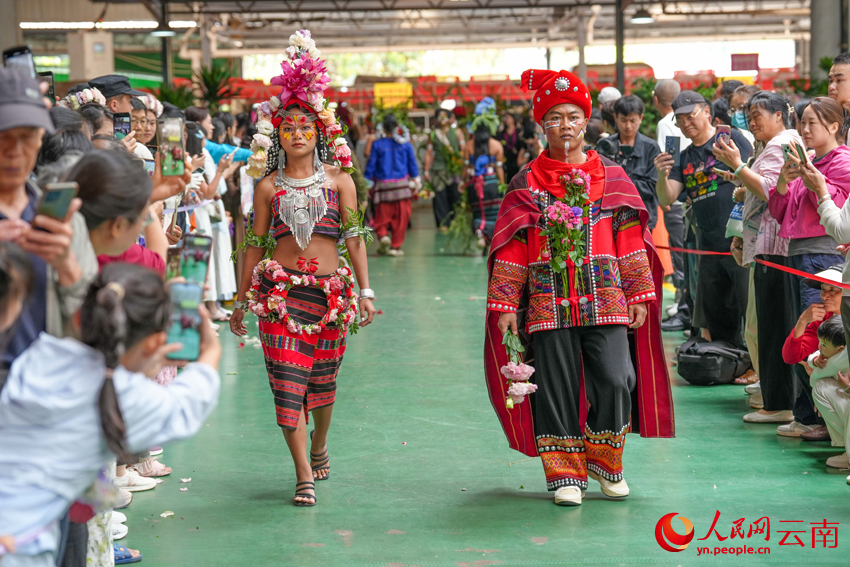 Ethnic fashion show draws enthusiastic crowds in Kunming, SW China's Yunnan