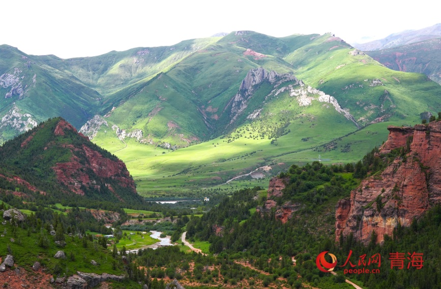 A glimpse of spectacular Danxia wonders at Angsai Canyon in NW China's Qinghai