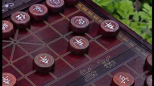 Trending in China | Mother-of-pearl chess pieces