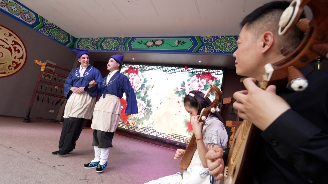 外專體驗柳琴戲。人民網記者 蘇纓翔攝