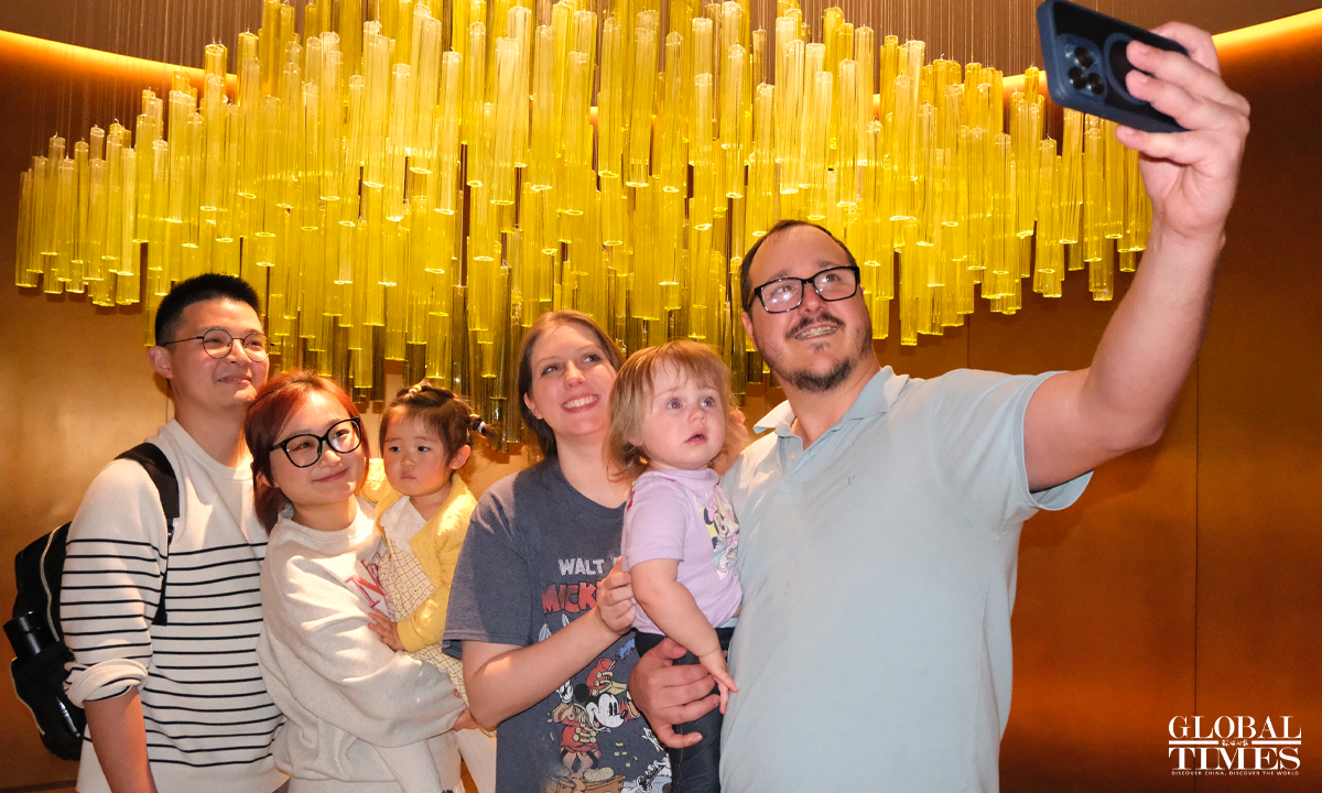 Rongrong's family and Brecken's family take selfies at the hotel in Shanghai on March 22, 2025. Photo: Li Yawei/GT