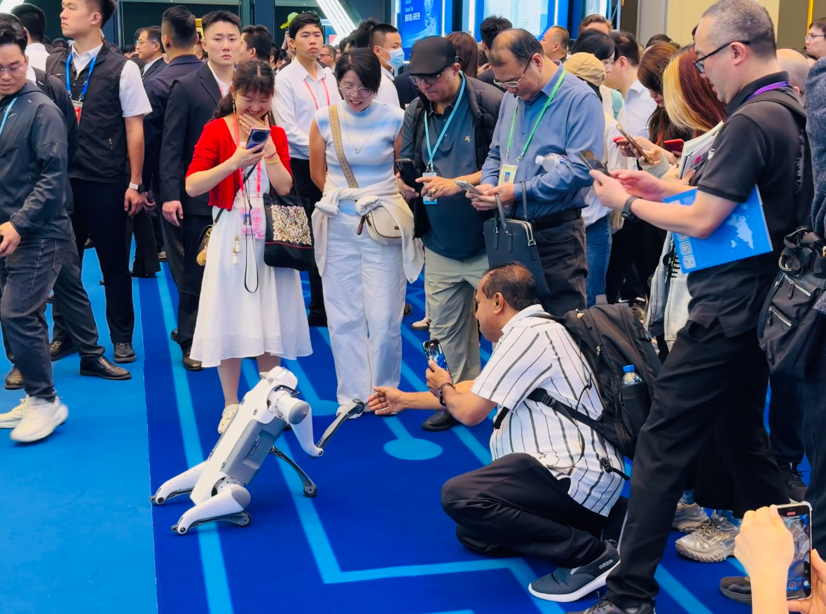 An overseas buyer interacts with a robot dog at the service robot exhibition area of the 137th Canton Fair in Guangzhou, South China’s Guangdong Province, on April 16, 2025. Photo: Chi Jingyi/GT