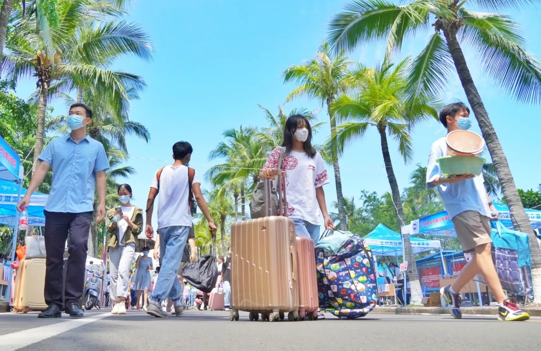 Freshmen of the class of 2021 walk onto the campus of Hainan University. Source: Hainan University
