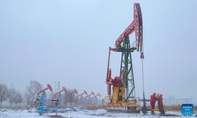 Workers perform their tasks at an oil platform on a snowy day in Daqing Oilfield in Daqing, northeast China's Heilongjiang Province, Nov. 25, 2024. (Photo: Xinhua)
