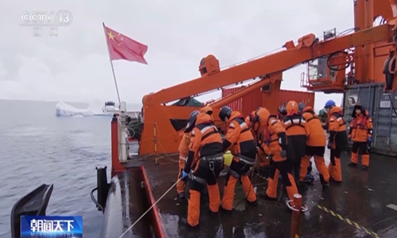 China's 41st Antarctic expedition team recover China's first ecological subsurface mooring buoy in the Amundsen Sea in Antarctica Photo: Screenshot from a CCTV report