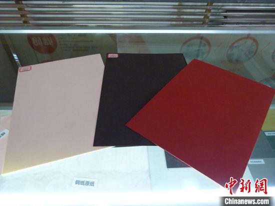 Yuan Yi Sci-Tech Co., Ltd. displays steel paper made from Xinjiang cotton in northwest China’s Xinjiang Uyghur Autonomous Region, June 28, 2025. (Photo: China News Service/Zhao Jingshu)