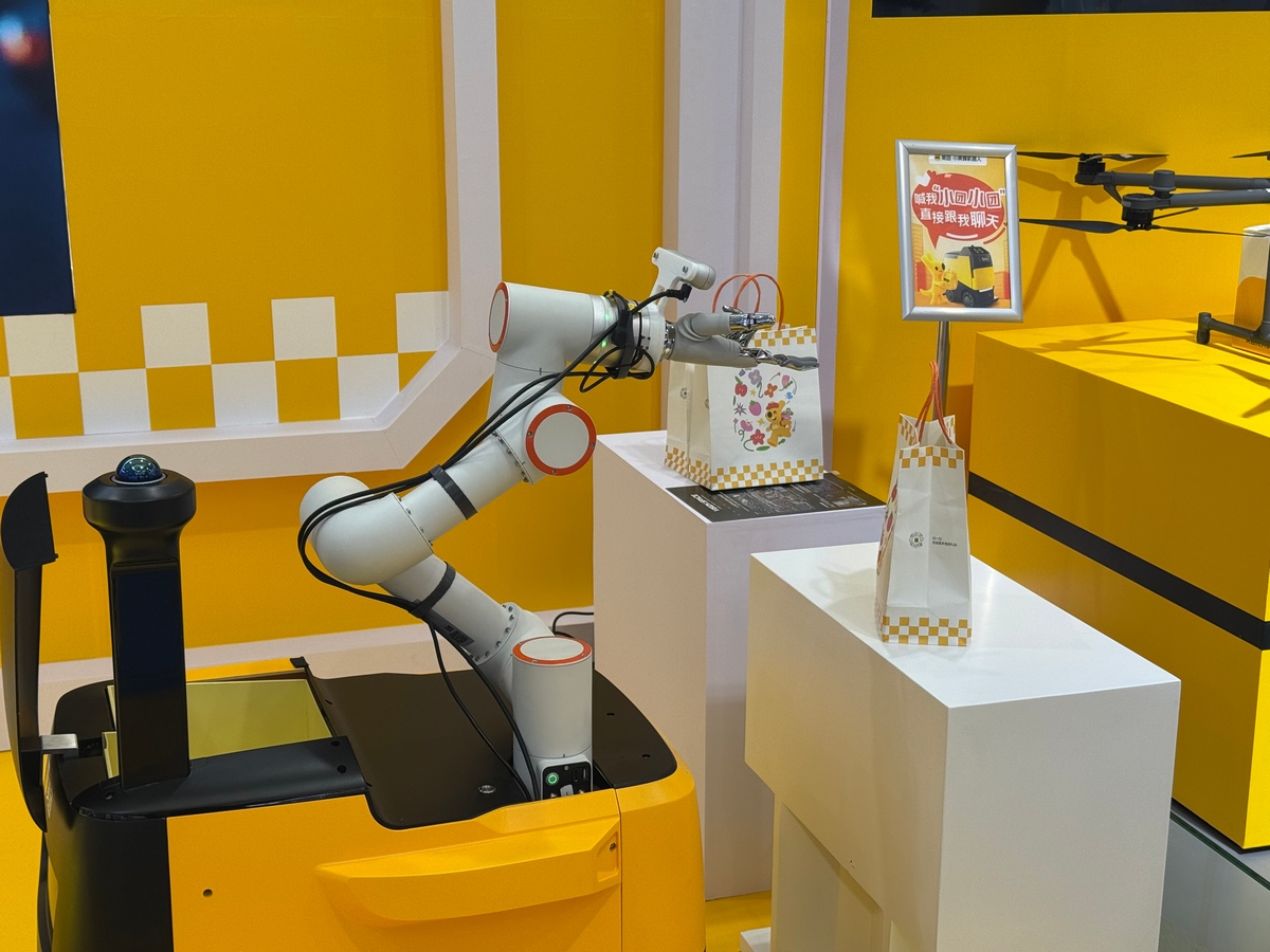 A view of Meituan's integrated indoor-outdoor embodied intelligent delivery robot at the ongoing China International Fair for Trade in Services in Beijing on September 11, 2025. Photo: Chen Qingrui/GT
