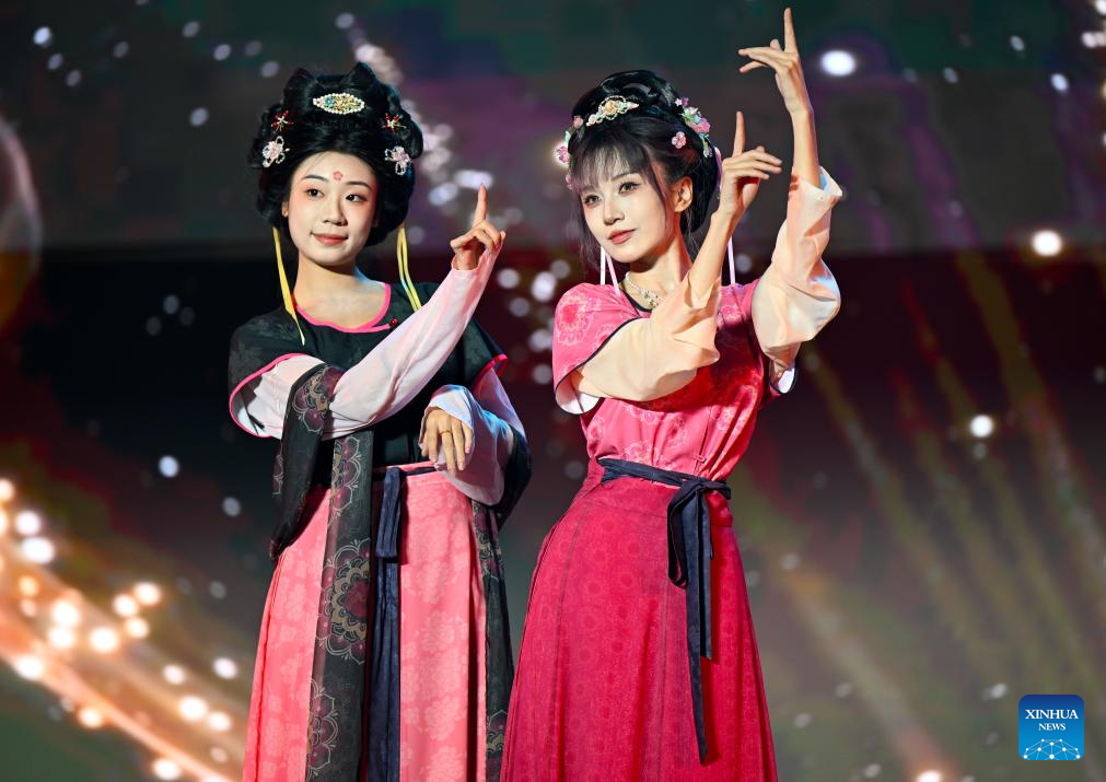 Fashion show held at Luoyi ancient city in C China's Luoyang