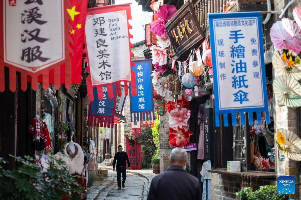 Tourists visit ancient street in Yangloudong of Chibi City, China's Hubei