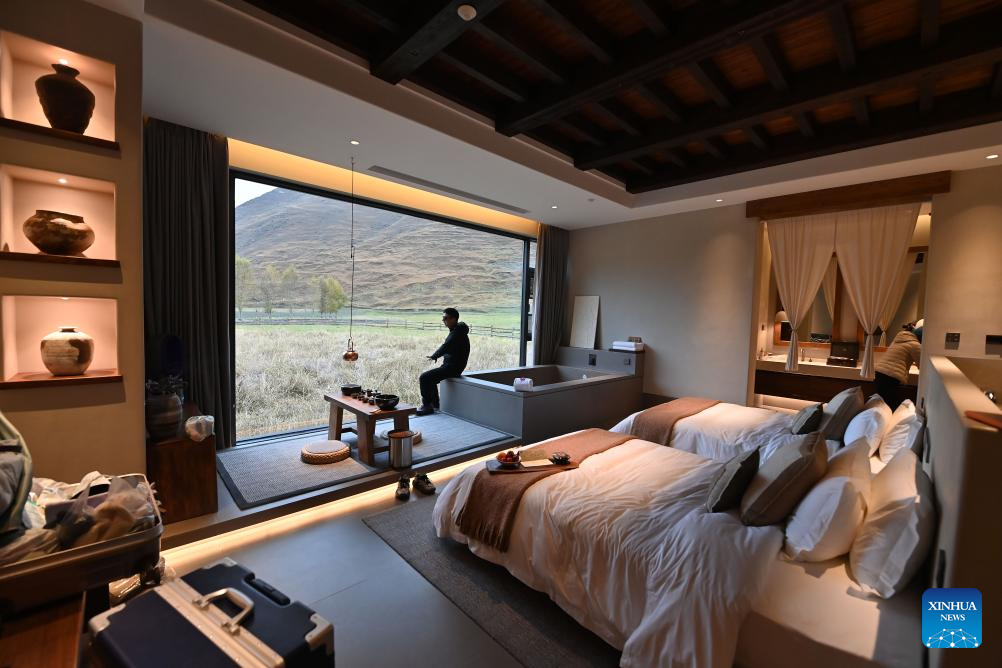 SW China's Ganzi Tibetan Autonomous Prefecture boosts tourism with natural scenic advantages